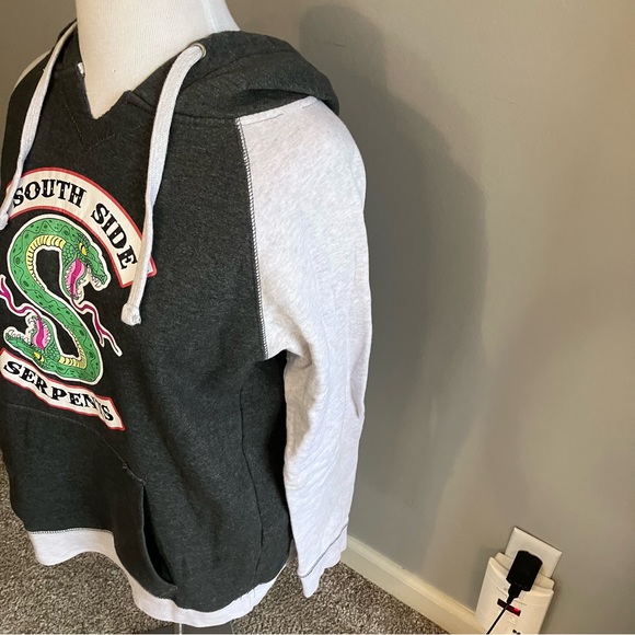Women’s Riverdale South Side Serpents Sweatshirt Raglan Hoodie Pullover Medium M - Picture 4 of 14
